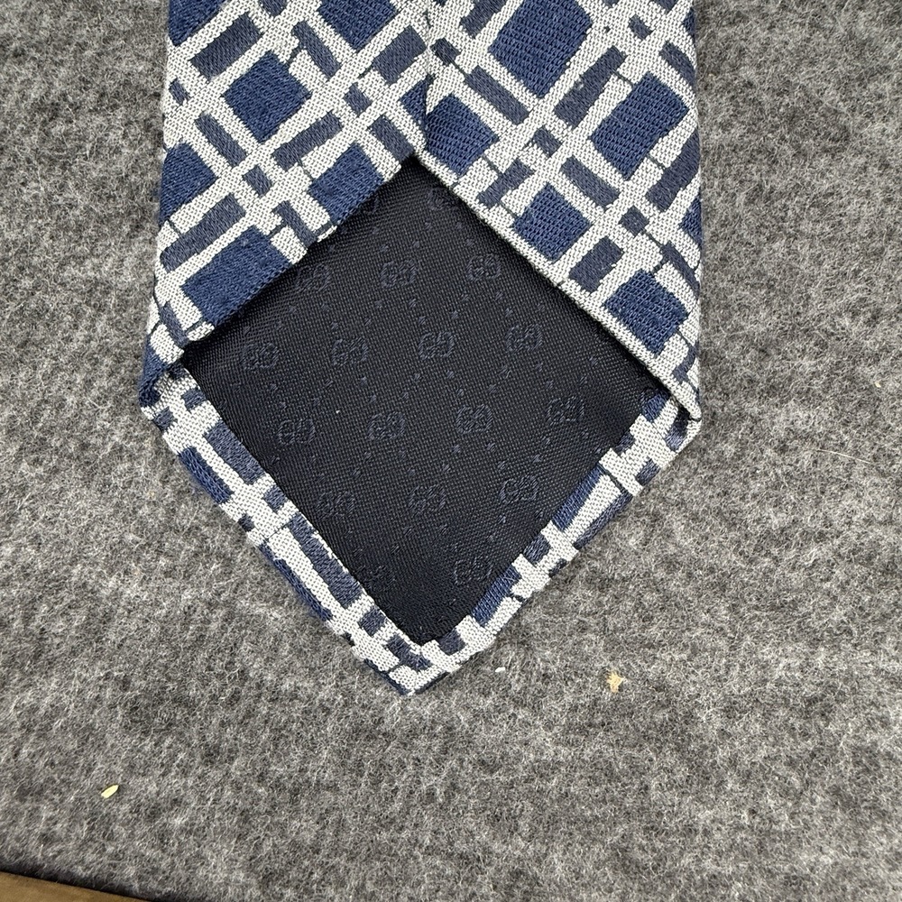 Gucci‎ Men's Necktie 100% Silk Blue and white Stripes Pre-Owned - Picture 4 of 9